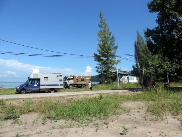 Ein weiteres Wohnmobil taucht auf und parkt bei uns.